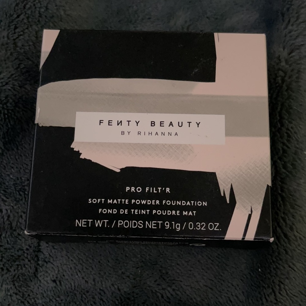 Fenty 495 Pro Filt’r Soft Matte Longwear Powder Foundation - Picture 2 of 5